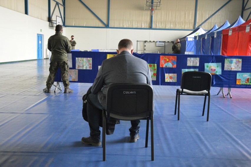 Lębork. Lęborczanka i gdańszczanin pierwszymi zaszczepionymi w powszechnym punkcie przy SP8