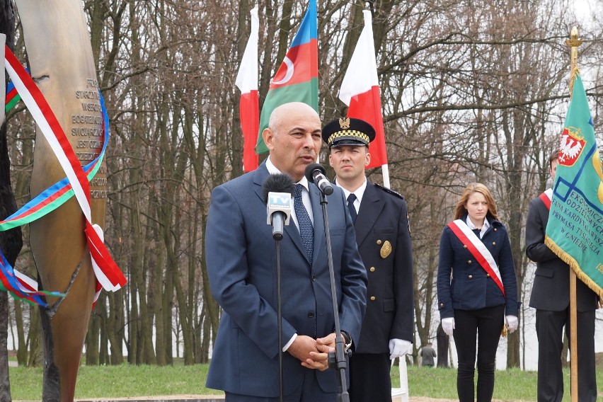 Pomnik przyjaźni polsko-azerskiej odsłonięty w Gnieźnie