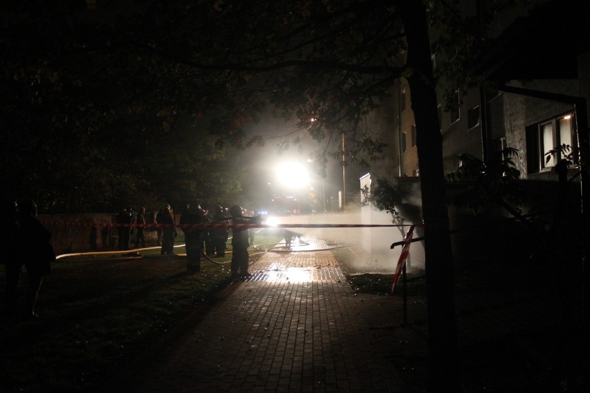 Groźny pożar na ul. Sikorskiego  w Tomaszowie Maz. Dwie osoby trafiły do szpitala [ZDJĘCIA+FILM]