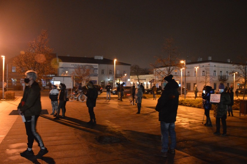 Strajk kobiet na pl. Kościuszki w Tomaszowie. Kilkadziesiąt osób protestowało w obronie praw kobiet i wolności [ZDJĘCIA, FILM]