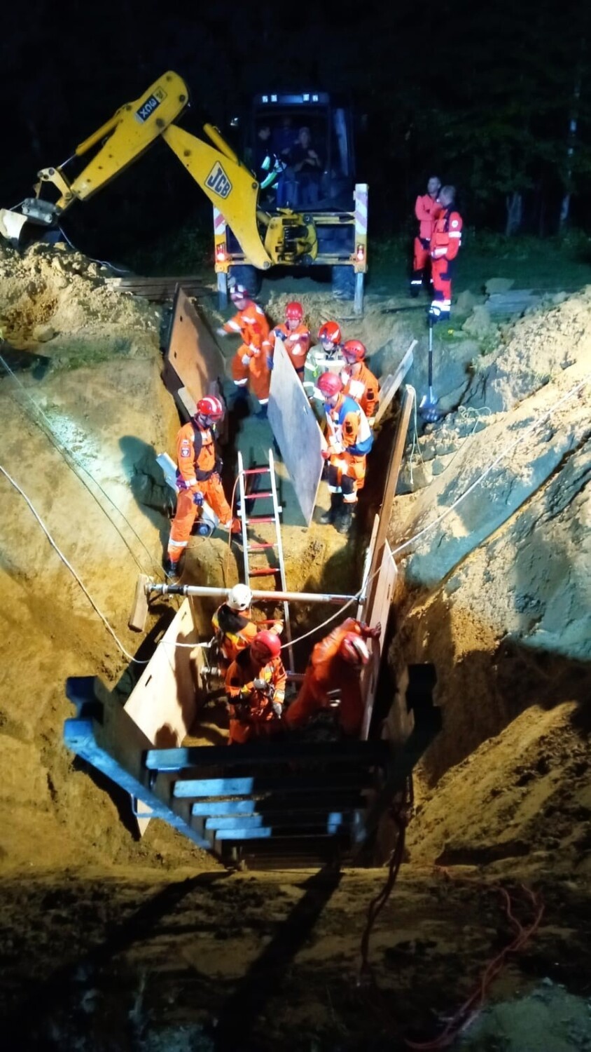 Tragedia w Stróżnej pod Gorlicami. Mężczyznę zasypała ziemia podczas kopania studni. Strażacy odnaleźli ciało po kilkunastu godzinach akcji