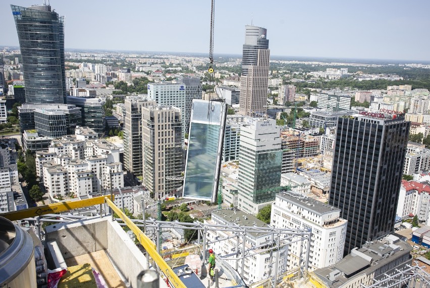 Mennica Legacy Tower. Wieżowiec, miejski plac i odtworzona ulica Waliców 