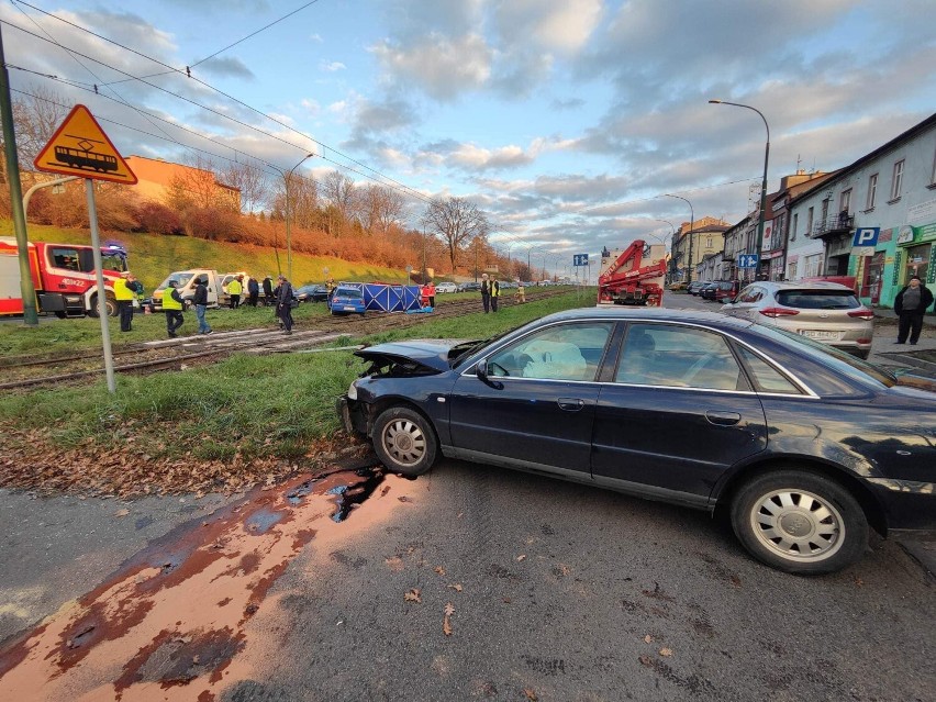 Tragiczny wypadek w centrum Będzina. Zderzenie aut, samochód wpadł na torowisko. Jedna osoba nie żyje