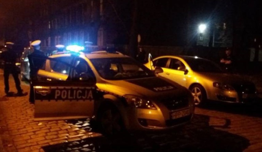 Ruda Śląska: Kilkunastu mężczyzn napadło 18-latka... bo miał bluzę Górnika Zabrze