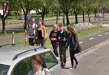 Mieszkańcy osiedla Bielany w Legnicy uchwyceni przez kamery Google. Poznajesz kogoś? Nawet na własnym podwórku mogą Cię przyłapać! [ZDJĘCIA]