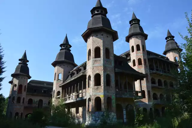 Zamek w Łapalicach 2018 - niedokończony zamek na Kaszubach niszczeje