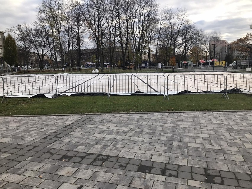 Kraków. Miłośnicy sportów zimowych już mogą szykować łyżwy. W Nowej Hucie powstaje lodowisko