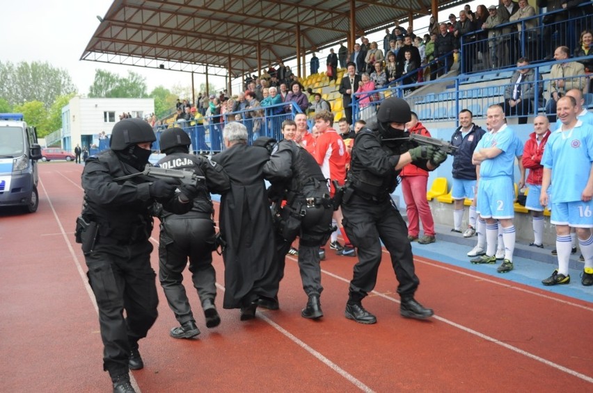 Reprezentacja kutnowskich policjantów pokonała drużynę księży dwoma punktami