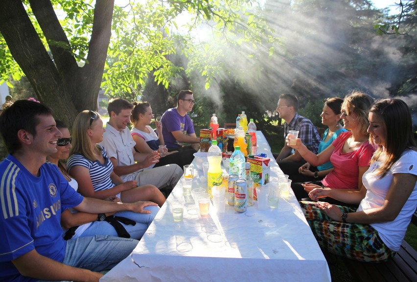 Pomysł wspólnego grillowania radny Szymon Miazek podejrzał w...