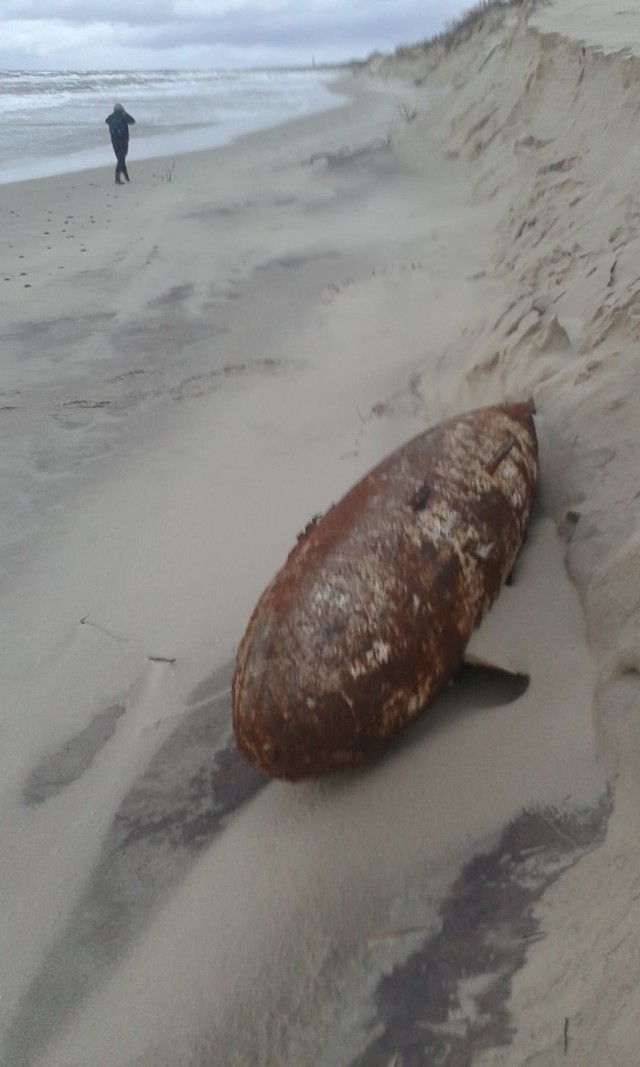 Policja zabezpieczyła plażę w okolicach Kanału Jamneńskiego w Mielnie. 

Patrol saperów jedzie już na miejsce. A to dlatego, że wczorajszy sztorm odkrył tu aż trzy dużych rozmiarów niewybuchy, prawdopodobnie bomby z czasów drugiej wojny światowej. 

Jednak co dokładnie znaleziono, będzie wiadomo dopiero po przyjeździe saperów. Na razie wiemy jedynie, że niewybuchy są bardzo skorodowane i leżą 70, 300 oraz 500 metrów od kanału.

Na razie policjanci nie dopuszczają nikogo na miejsce. 

Zobacz także Kołobrzeg: Bomby wyciągane z morza
