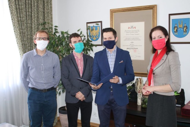 Przedstawiciele Piekarni Inicjatyw otrzymali podziękowania od prezydent Piekar Śląskich za działania związane z produkcją oraz dostarczaniem maseczek i przyłbic medycznych.