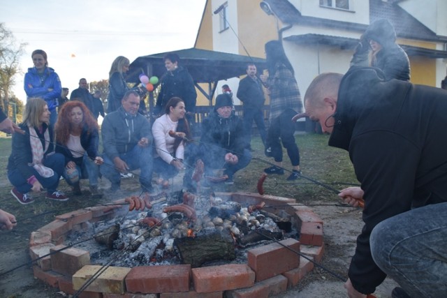 Dzień Pieczonego Ziemniaka w Konarzycach był okazją do wspólnego spędzenia czasu i poznania zasad pierwszej pomocy