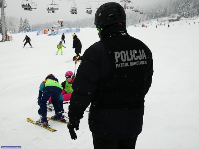 Policjanci patrolują stoki ziemi kłodzkiej