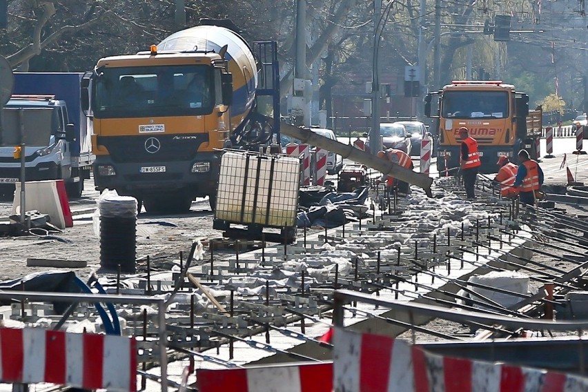 Wrocław. Jak idzie budowa tramwaju na Nowy Dwór? Wylewają już asfalt! [NOWE ZDJĘCIA]