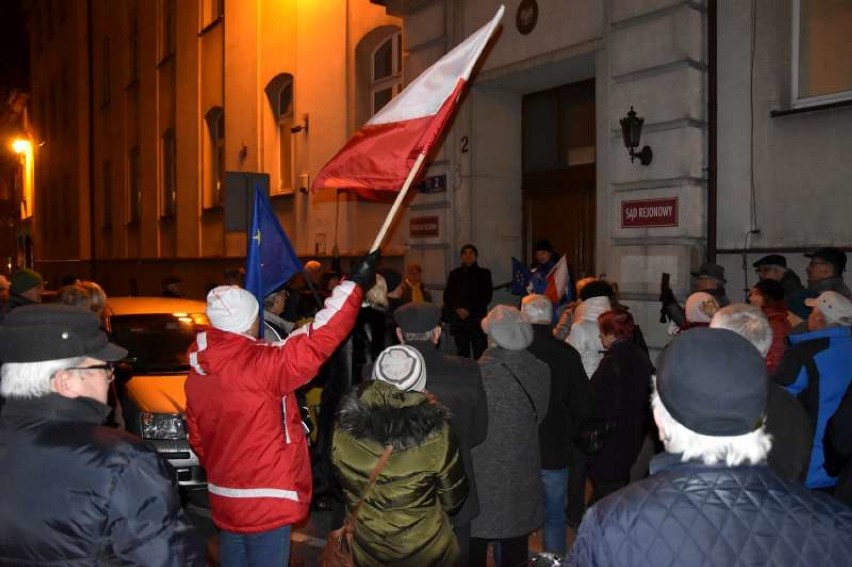 Ostrów Wielkopolski solidarnie z sędziami "Robimy to dla wszystkich". Pikieta pod ostrowskim sądem