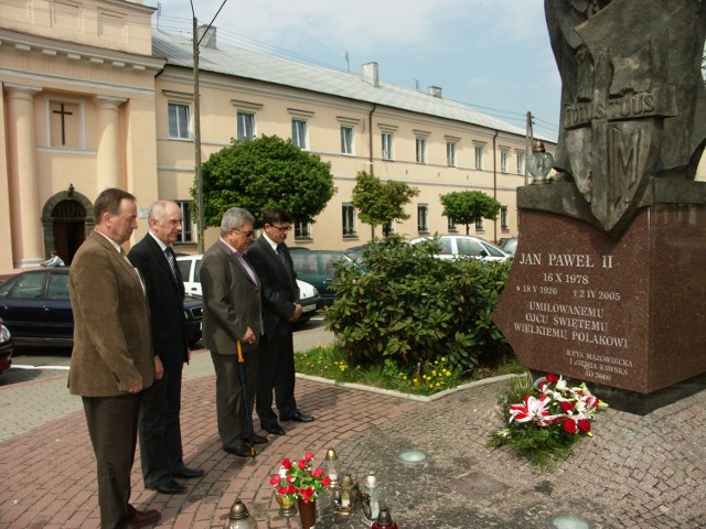 Przedstawiciele władz powiatu złożyli kwiaty pod pomnikiem Papieża