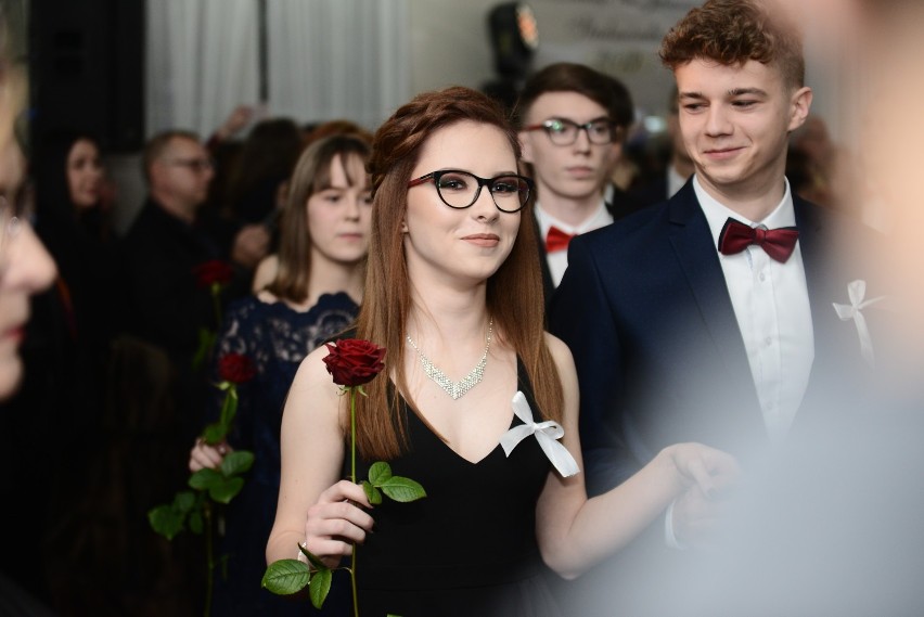 Studniówka 2019 Liceum Słowackiego w Otwocku. Przyszli maturzyści na uroczystym balu [ZDJĘCIA]