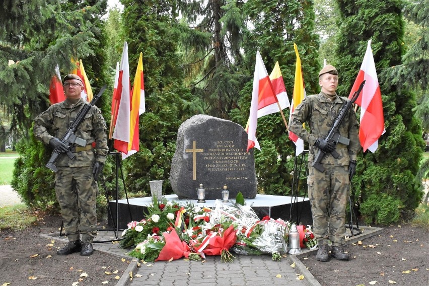 Pod obeliskiem upamiętniającym Polaków pomordowanych na...