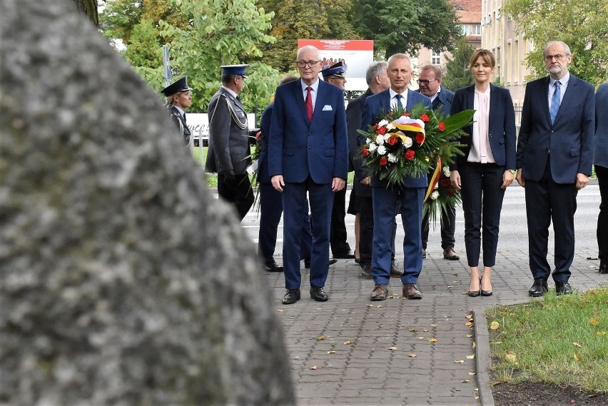 Pod obeliskiem upamiętniającym Polaków pomordowanych na...