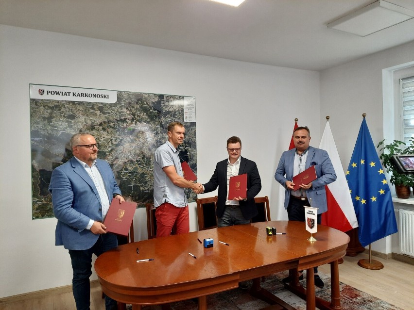 Podpisanie umowy, na realizację przebudowy mostu w mieście Mysłakowice