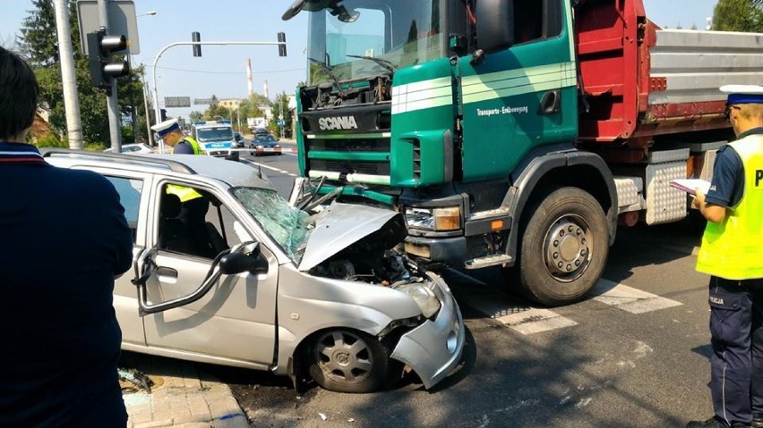 Wypadek w Bielsku-Białej. Zderzenie osobówki z ciężarówką, cztery osoby ranne