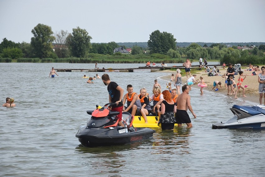 Plażowicze nad Zalewem Kraśnickim. Mieszkańcy korzystają ze słonecznej pogody. Zobacz zdjęcia z sobotniego plażowania