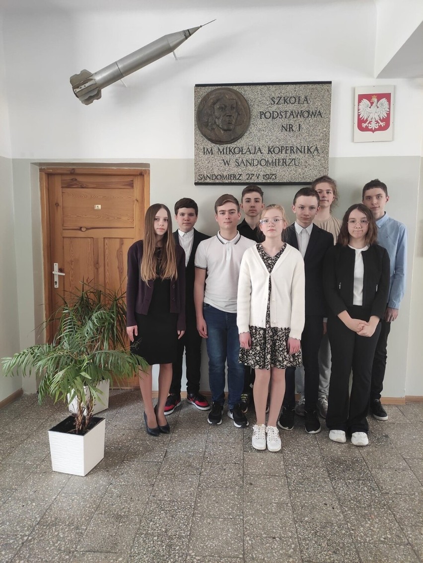 Duże sukcesy edukacyjne uczniów ze Szkoły Podstawowej numer 1 w Sandomierzu. Poznaj  nazwiska prymusów. Zobacz zdjęcia