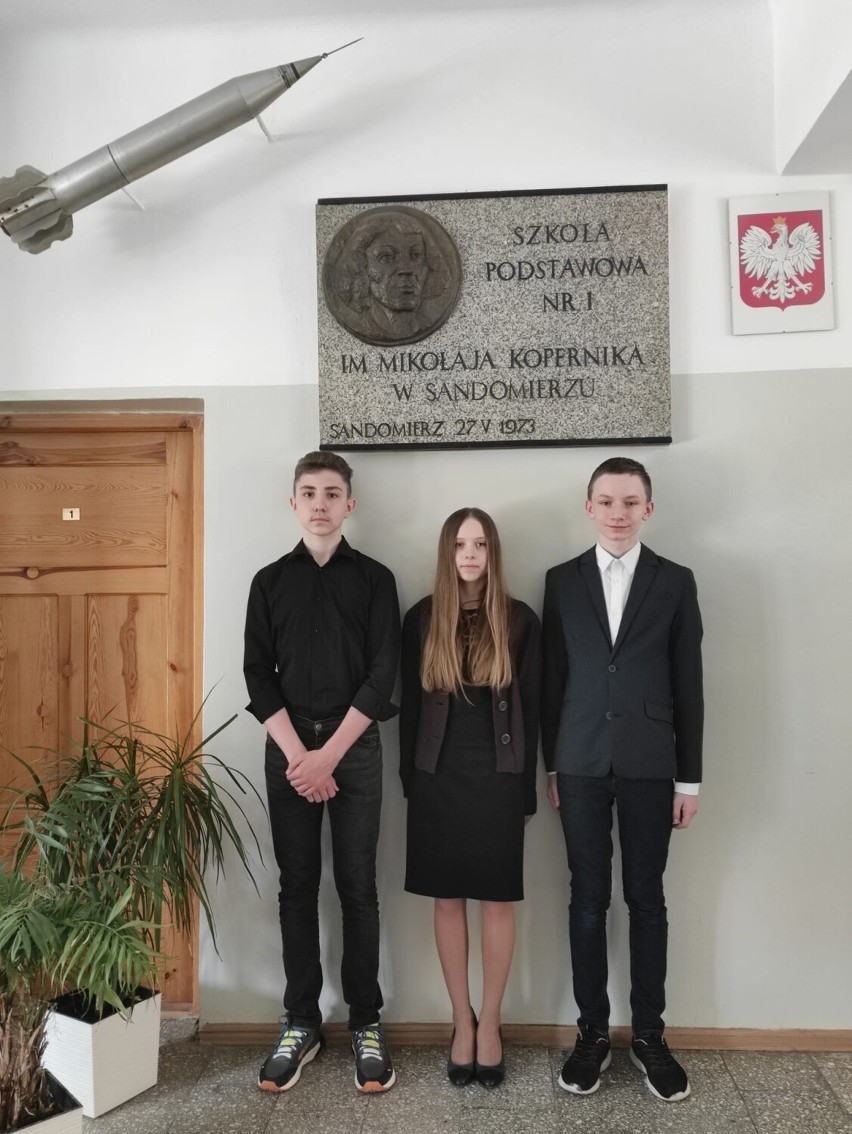 Duże sukcesy edukacyjne uczniów ze Szkoły Podstawowej numer 1 w Sandomierzu. Poznaj  nazwiska prymusów. Zobacz zdjęcia