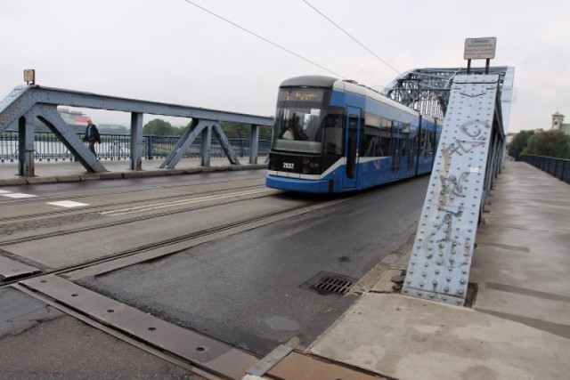 Uwaga! Zablokowany jest most Piłsudskiego! Tramwaje jeżdżą ...