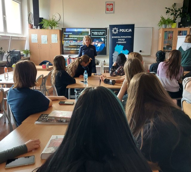 Policjantki zachęcały maturzystów z "Żeromskiego" do pracy w mundurze