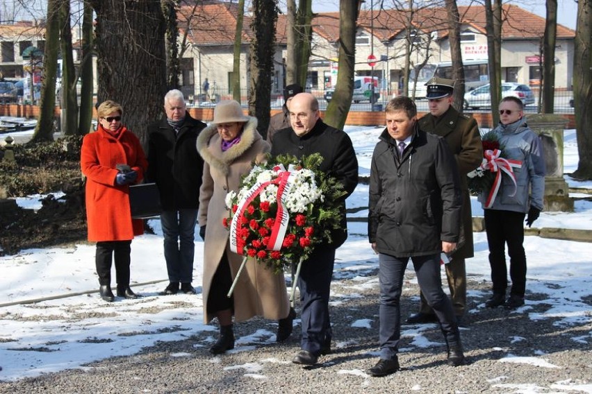 Złożyli kwiaty pod pomnikiem w Żorach, aby upamiętnić Żołnierzy Wyklętych