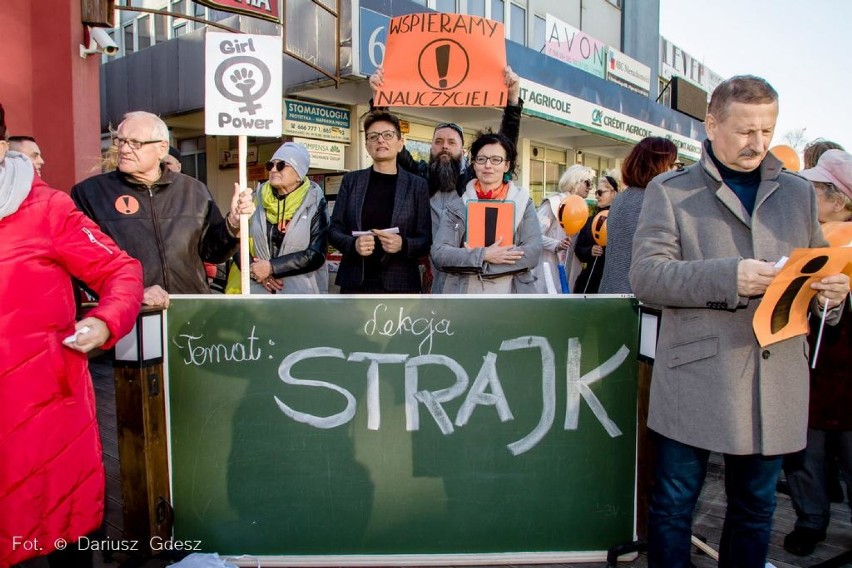 Wałbrzych: Protest nauczycieli na Piaskowej Górze [ZDJĘCIA i FILM]