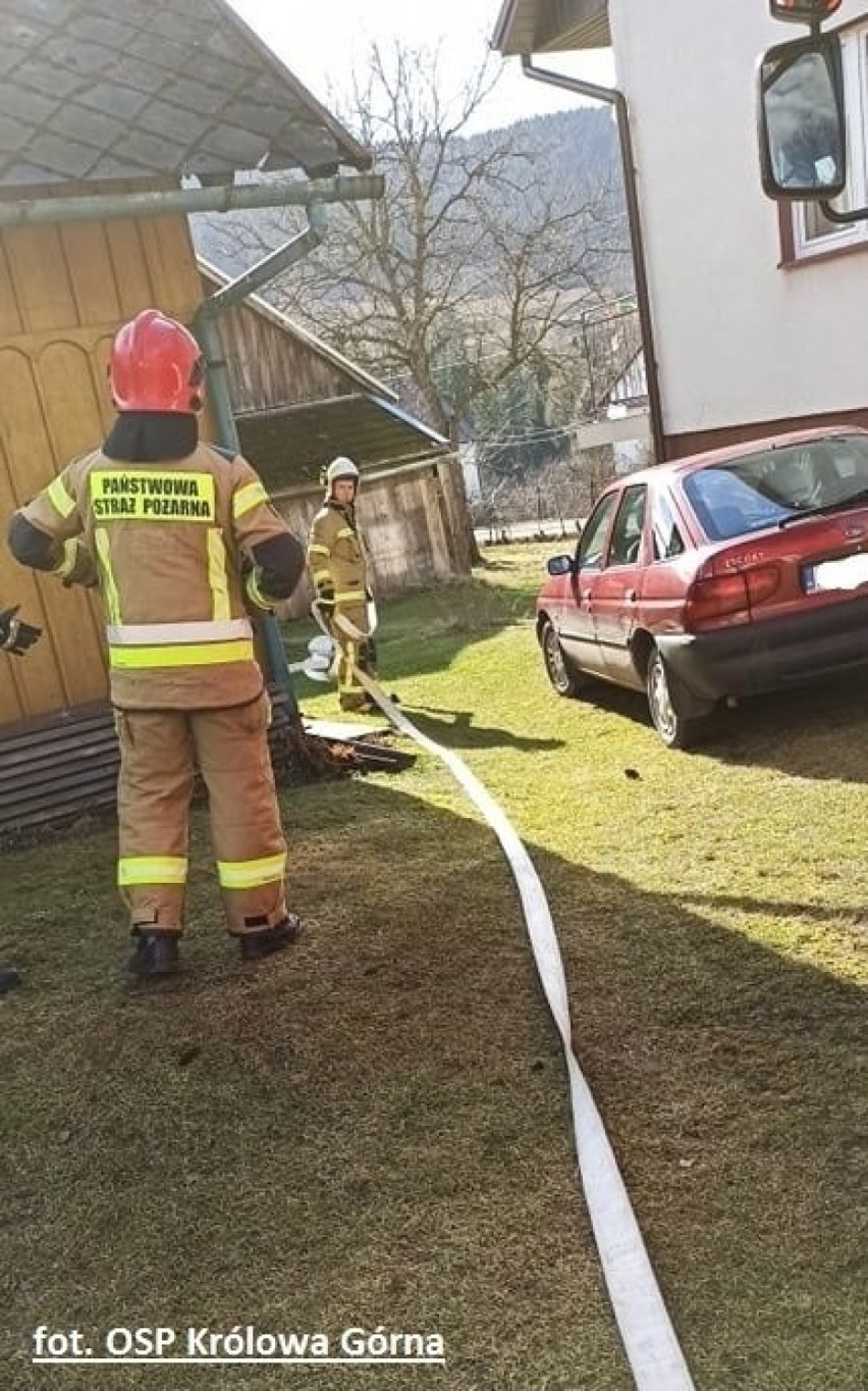 Królowa Górna. Strażacy gasili pożar sadzy w domu jednorodzinny. Druhowie apelują o rozwagę [ZDJĘCIA]