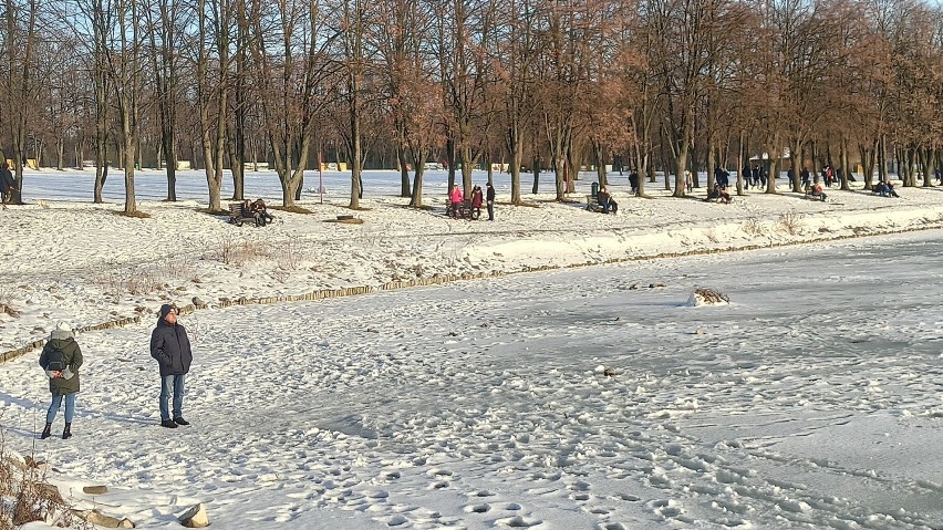 Nad Zalewem Zemborzyckim tłumy jak na Krupówkach? Chętnych na spacery nie brakowało! Zobacz zdjęcia