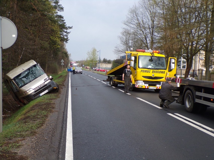 Herby: minibus wpadł do rowu przy drodze krajowej nr 46. Policja musiała całkowicie wstrzymać ruch (zdjęcia)