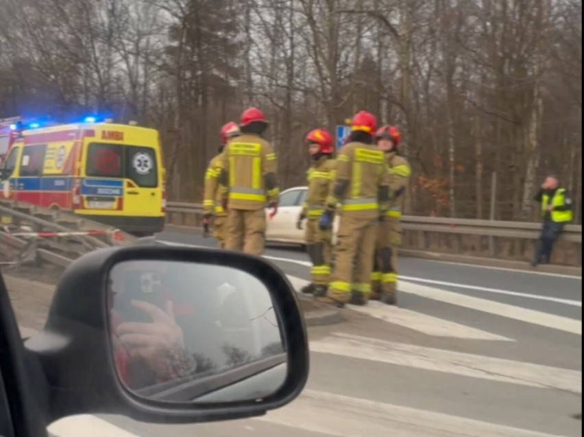 Wypadek na zjeździe z A4 w Katowicach, w kierunku Wrocławia. Doszło do dachowania. DK 86 w kierunku Sosnowca jest zablokowana