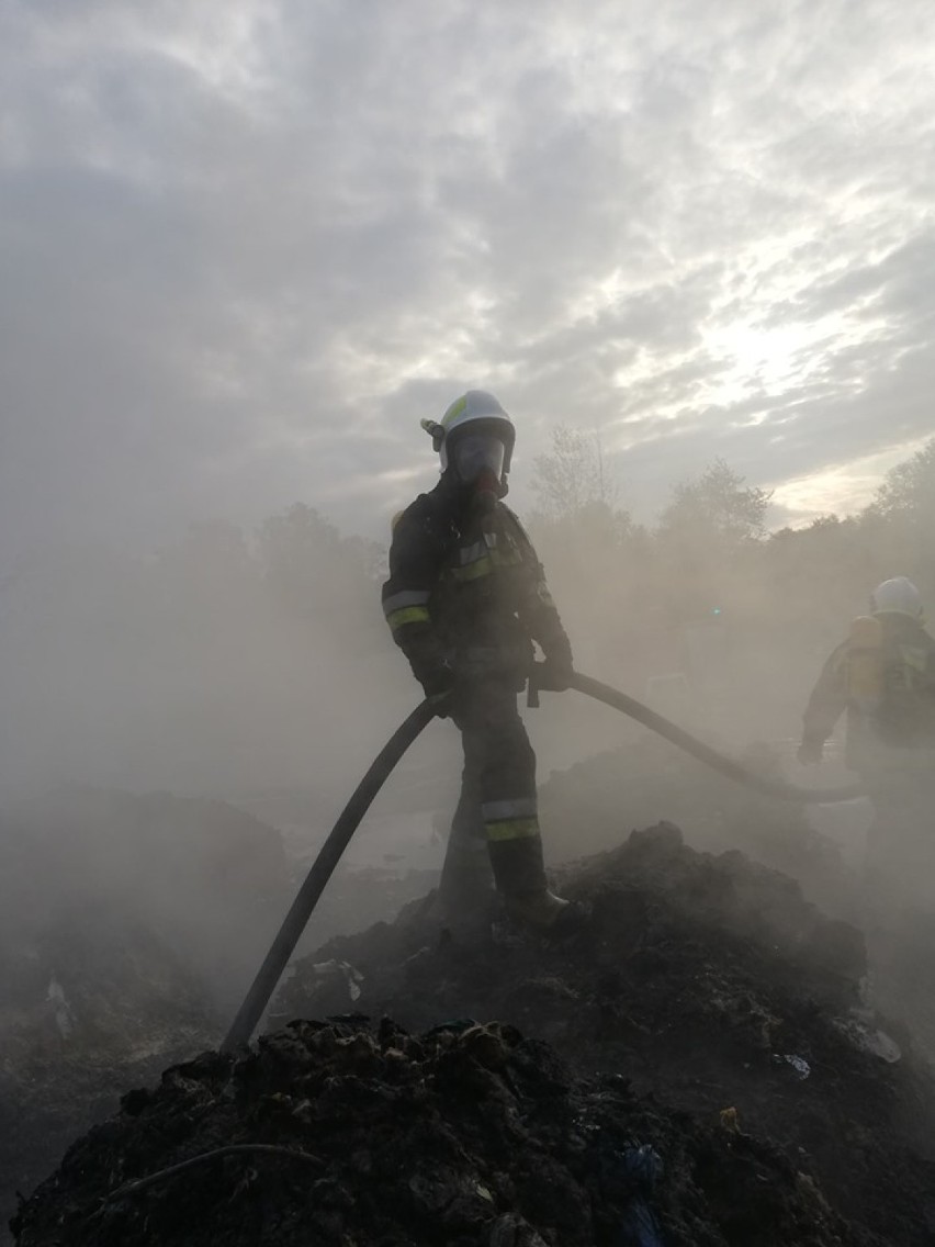 Wojkowice: ogromny pożar śmieci. Gasiło go aż 60 strażaków FOTO 