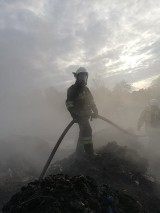 Wojkowice: ogromny pożar śmieci. Gasiło go aż 60 strażaków FOTO 