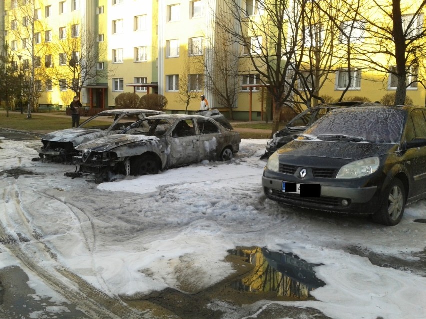 Chełm. Spłonęło 5 samochodów zaparkowanych na parkingu przy...