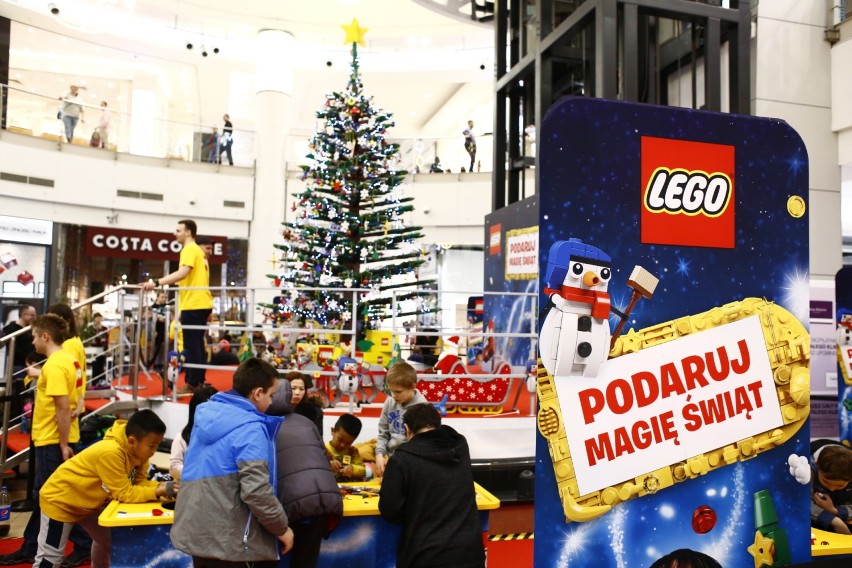 Wielka choinka z LEGO stanęła w centrum handlowym!