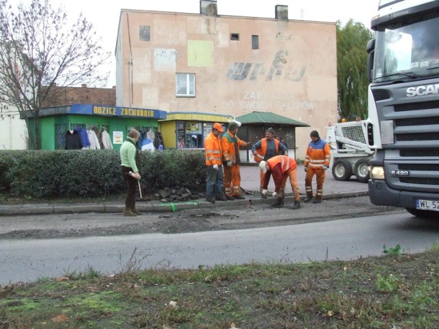 A oto jak pracują drogowcy z Sieradza, a raczej jeden drogowiec pracuje. A pani kierownik się przygląda...