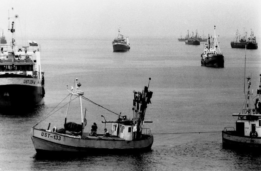 Blokujący port rybacki w Ustce wiosną 1993 rozciągali...