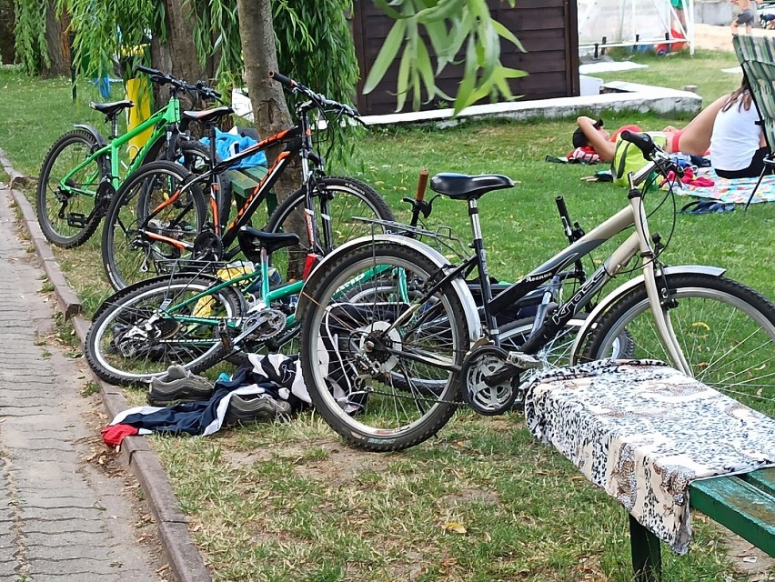 Niedzielne popołudnie na plaży ośrodka Przystań Gosławice w...