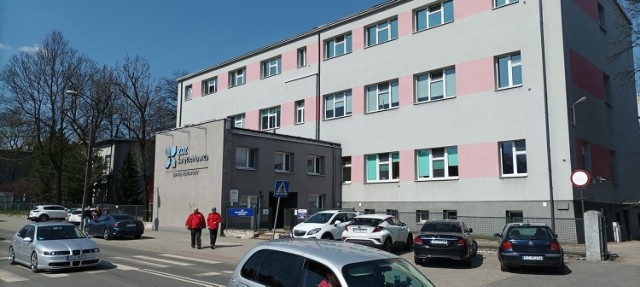Odział Pediatryczny w Szpitalu Powiatowym w Świętochłowicach został zamknięty. Zaoszczędzone środki oraz infrastruktura oddziału przeznaczone zostaną na rozwój świadczeń rehabilitacyjnych ogólnoustrojowych, neurologicznych i pocovidowych.
