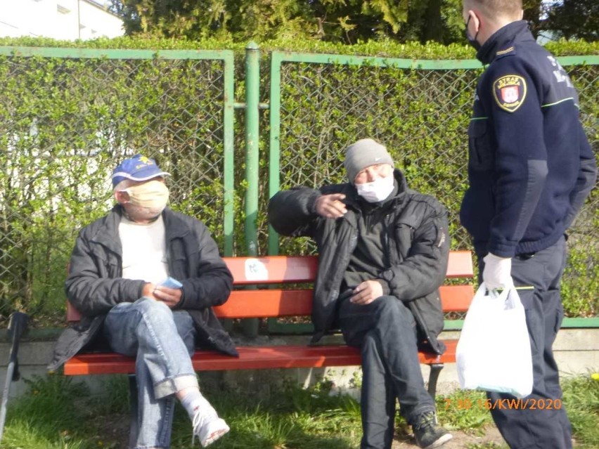 Strażnicy Miejscy z Sieradza rozdawali bezdomnym maseczki