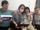 Podopieczni Domu Pomocy Społecznej w Kwidzynie otrzymali tablety. Przekazała je Fundacja Biedronki