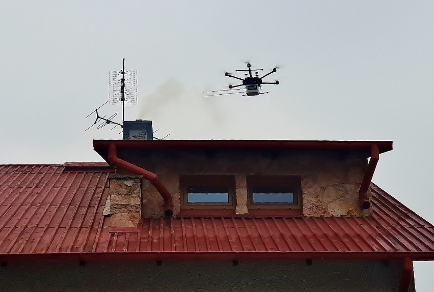 Straż miejska kontroluje jakość dymu z użyciem drona