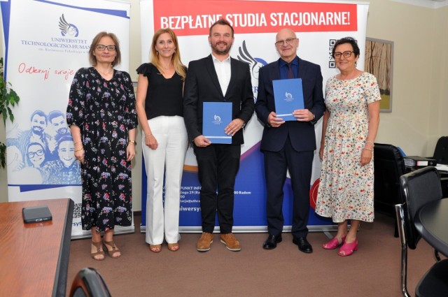 Oficjalne podpisanie umowy między uniwersytetem a radomskim liceum.