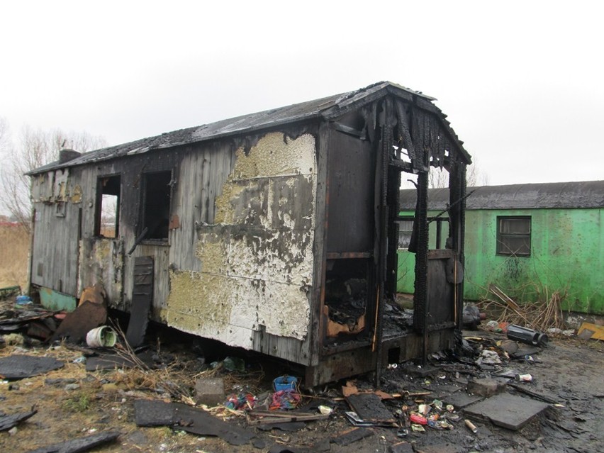 Pożar w Nakle na ul. Młyńskiej. W spalonym baraku znaleziono zwęglone zwłoki [ZDJĘCIA]