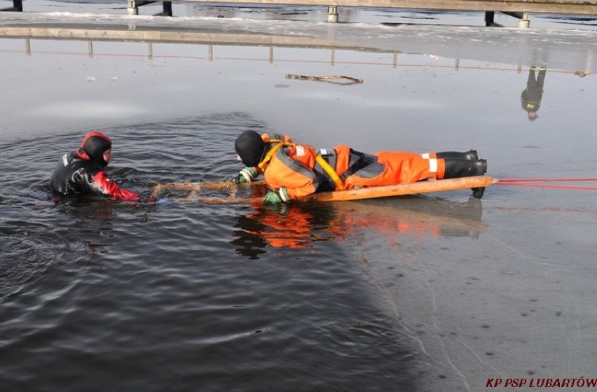 W sobotę jezioro Firlej opanowali strażacy z Lubartowa,...